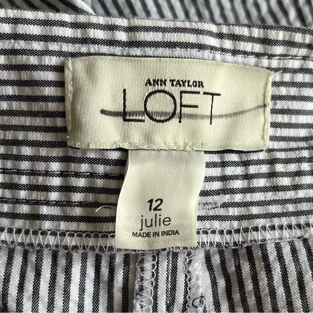 •LOFT• Julie Gray/White Seersucker Pants - Size 12 - Picture 2 of 6